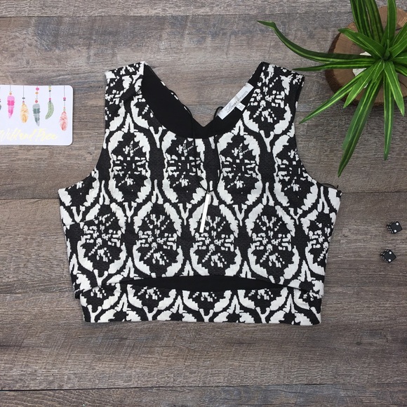 LOVERS + FRIENDS CUT OUT CROP TOP - Picture 2 of 8